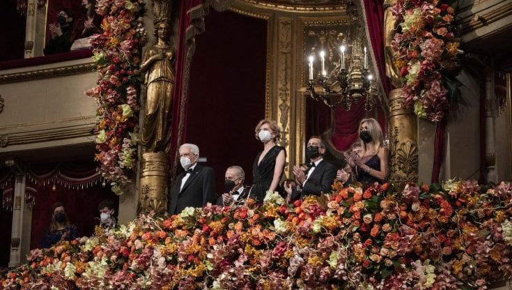 Ovazione per Mattarella alla Prima della Scala: il "grazie" della città e di tutto il Paese