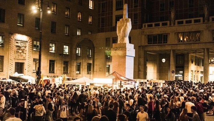 A Milano l'aperitivo diventa itinerante: da piazza Affari al parco Sempione arrivano food truck e musica per tutti