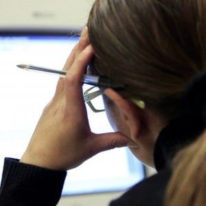 Italiani delusi e confusi. Quattro su dieci usano i risparmi per arrivare a fine mese