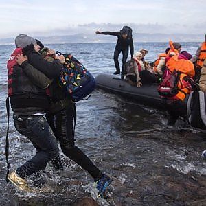 Grecia, affonda barcone: morti 11 migranti fra cui 5 bambini. Migrantes: "In un anno strage di 700 minori"