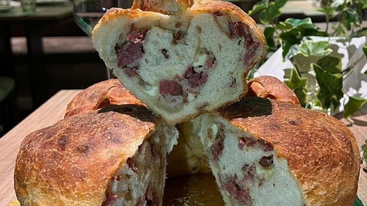 Sua maestà il casatiello, tesoro di formaggio e salumi