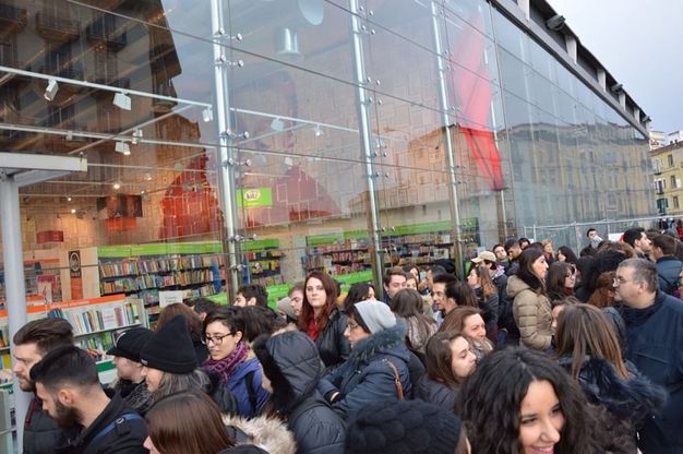 Centinaia di fan sotto la pioggia per Marco Masini