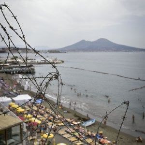Il mare negato nei lidi, controlli di Finanza e Capitaneria