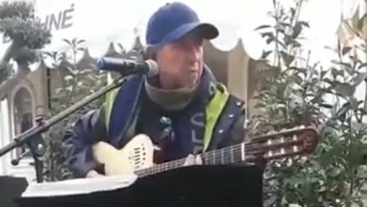 Ricordate Mimmo Cavallo? Dal Festivalbar a Sanremo, ma per strada nel carnevale trash fuori dall'Ariston
