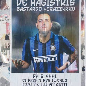 Manifesto anti de Magistris, individuati tre attacchini
