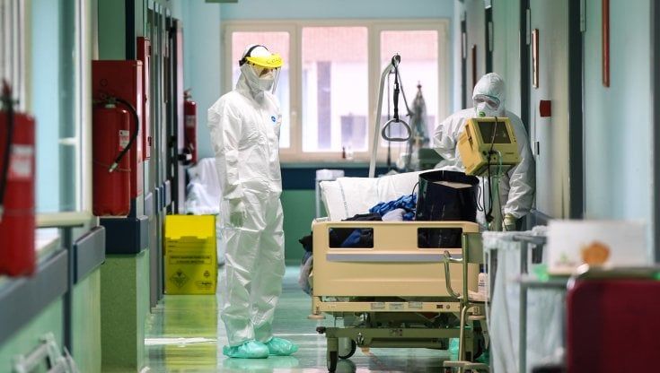 L'allarme dei medici: "Subito zona rossa in tutto il Piemonte". La Regione ferma i ricoveri non Covid