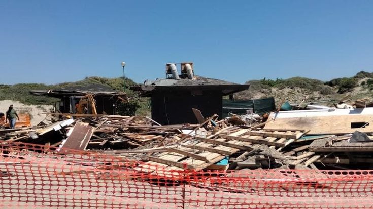 Er Zagaia, abbattuto lo storico chiosco di Ostia: fine di un’era a Capocotta