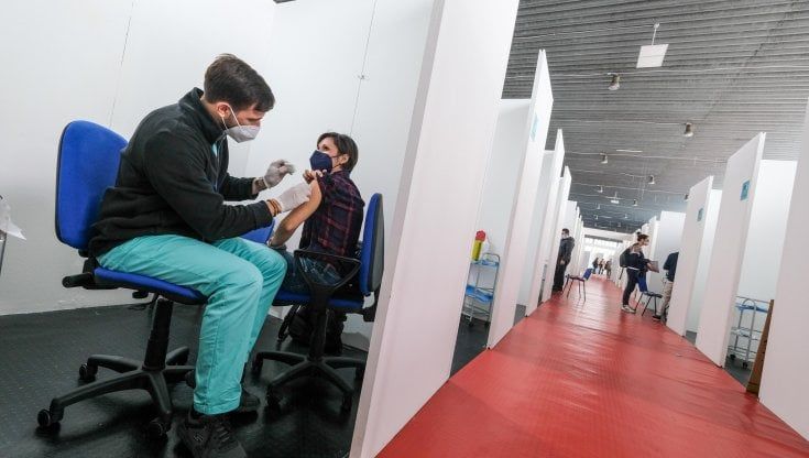 Rischio “giallo”, la strategia della Regione: più vaccini porta a porta, stop agli ospedali