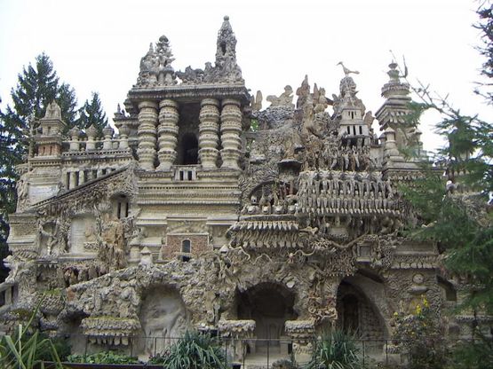 Francia, il capolavoro del postino che stregò Picasso: costruì una reggia in 33 anni (con rocce e ciottoli)