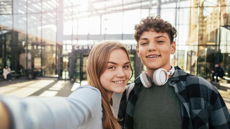 I teenager di oggi amano “stare insieme”