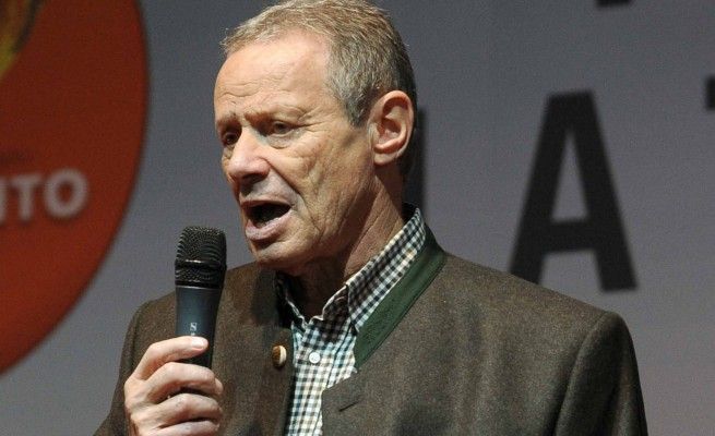 Duecento tifosi lo interrogano<br />Zamparini risponde su Twitter