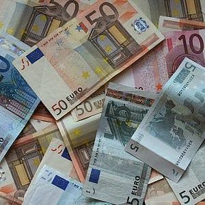 I salari di giugno crescono più dei prezzi: +0,7% annuo