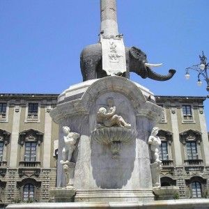 Esplode auto a Catania, paura ma nessun ferito