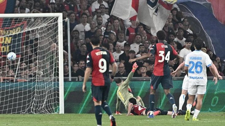 Il Napoli se la cava con la spintarella, 2-0 al Genoa. De Rossi: “Brutta roba, una delle peggiori”