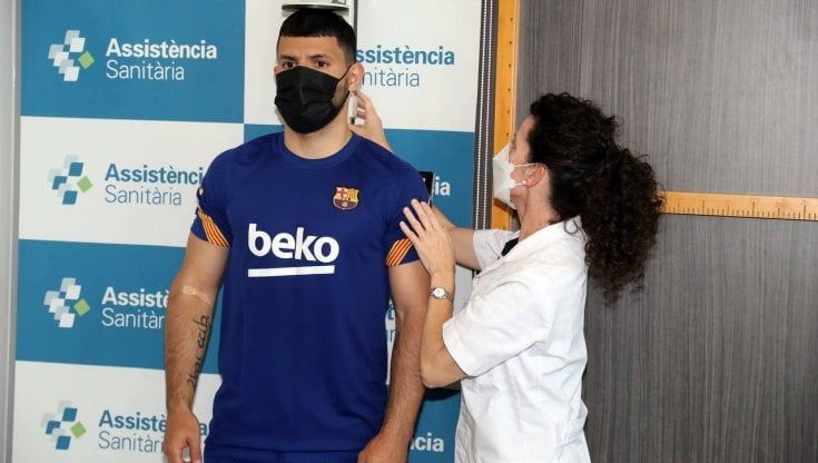 Il Barcellona ufficializza Aguero: contratto biennale e clausola rescissoria da 100 milioni. "Giocherò con Messi"