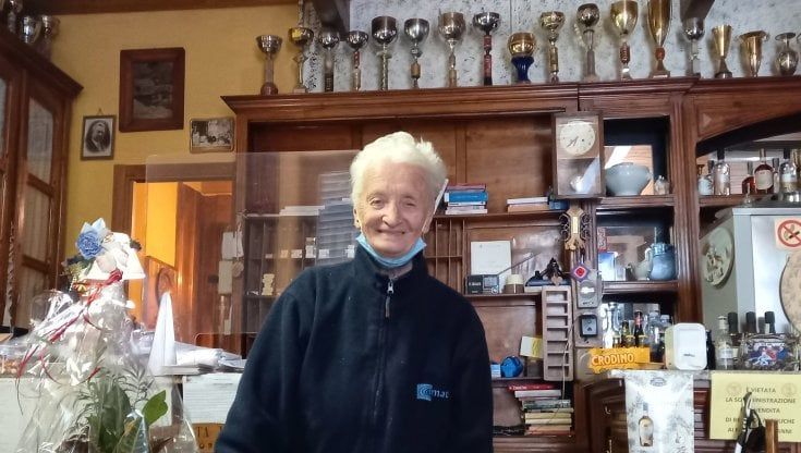 Il suo bar compie cento anni, nonna Paola ne ha 85: "Ma da questo bancone non mi muovo"