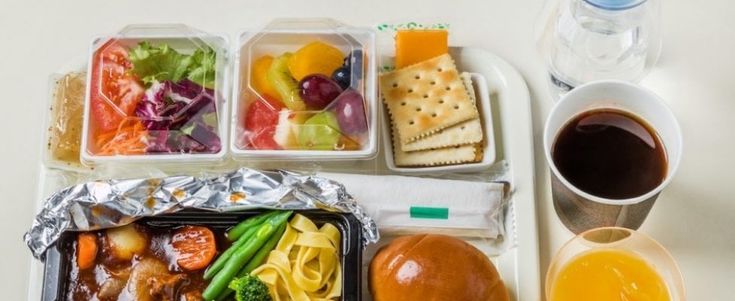 Stoviglie bio a diecimila metri: il futuro dei voli è plastic-free