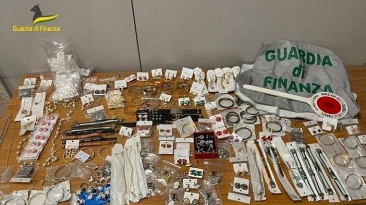 Esquilino, maxi sequestro di 250mila gioielli falsi Louis Vuitton: avrebbero fruttato 330mila euro