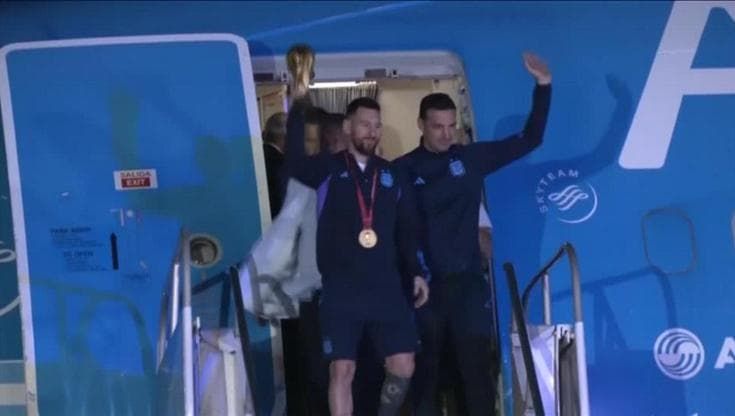 L'Argentina campione del mondo sbarca a Buenos Aires: festa grande all'aeroporto per l'Albiceleste