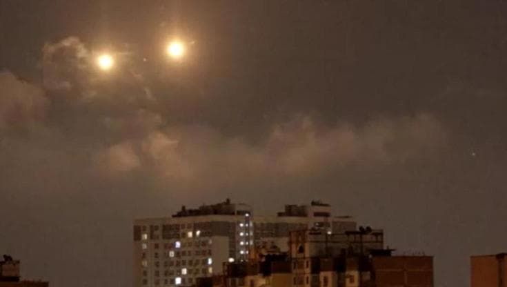 Kiev, battaglia in cielo all'alba: droni russi attaccano, la risposta della contraerea ucraina