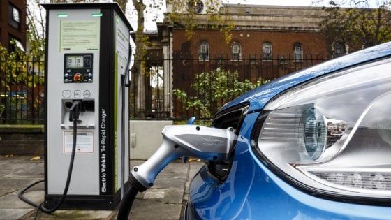 Auto elettrica, quanto mi piaci. Preoccupa però la carenza delle colonnine di ricarica