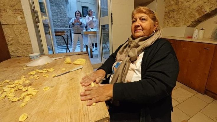 “Sì alle regole, ma a Bari turisti cercano noi”: la signora Nunzia e lo sciopero delle orecchiette