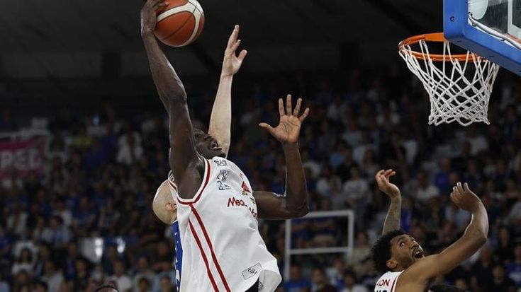 Basket, Brescia batte Milano e pareggia la serie (1-1)