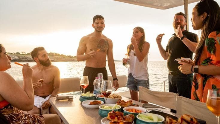 Sole, mare e aperitivi in barca, la nuova tendenza spopola dal Gargano al Salento: ecco dove