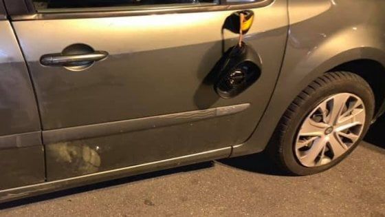 Bari, non paga il parcheggiatore abusivo: auto sfregiata. Lo sfogo di una 23enne: "Sindaco, sono stanca..."
