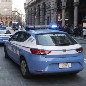 Bologna, trovato morto a 31 anni su una panchina: indaga la polizia