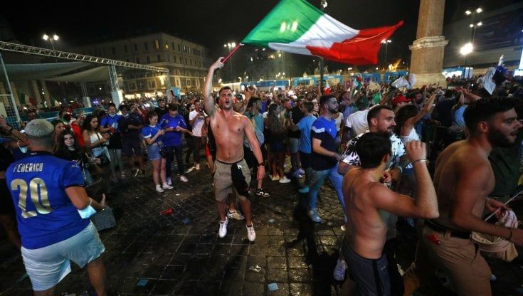 Europei, delirio nelle piazze: è la lunga notte felice dell'Italia ridesta