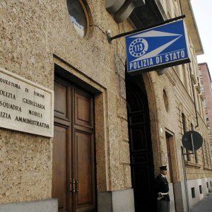 Torino, pakistano disperato ruba la pistola al poliziotto per farsi rimpatriare