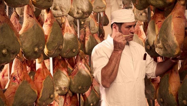Tra brindisi con la birra e taglieri di prosciutto, l’Italia del gusto in piazza