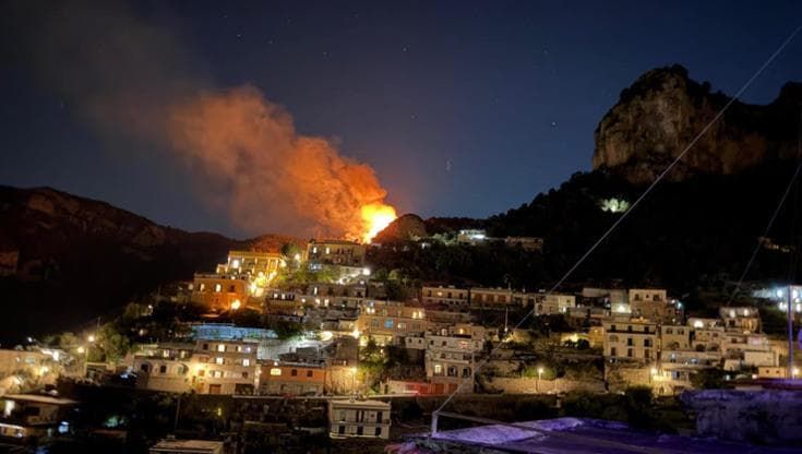 Costiera amalfitana di nuovo in fiamme, incendio a Positano