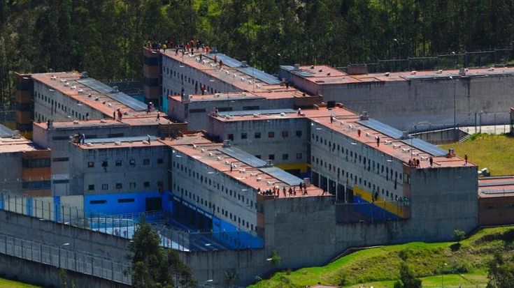 Ecuador, proteste in tre carceri contro la perquisizione delle celle. Esplosioni a Quito