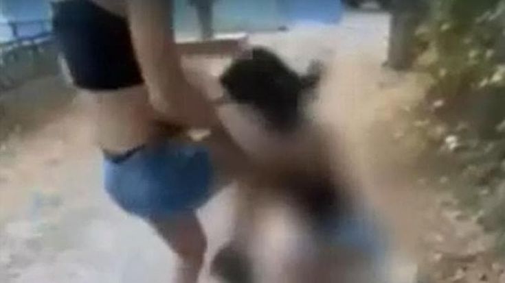 “Mia figlia pestata dal branco, le ragazze filmavano e ridevano”
