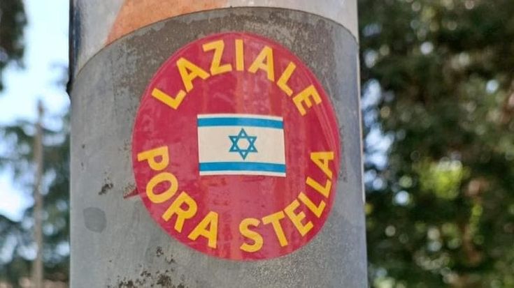 Derby Roma-Lazio, spunta l’adesivo antisemita: “Laziale pora stella”
