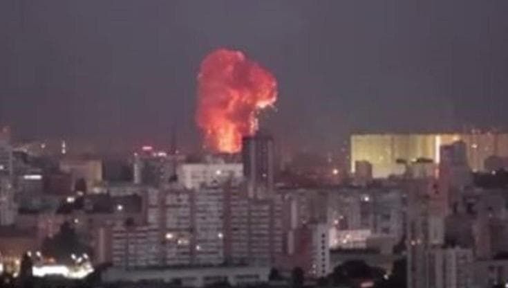 Attacco russo all'alba su Kiev: esplosioni e fumo sulla città