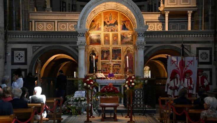 Al funerale di Francesco Nuti tanti amici dello spettacolo e tifosi viola. Giovanni Veronesi: "Ha smesso di soffrire lui e inizio io"