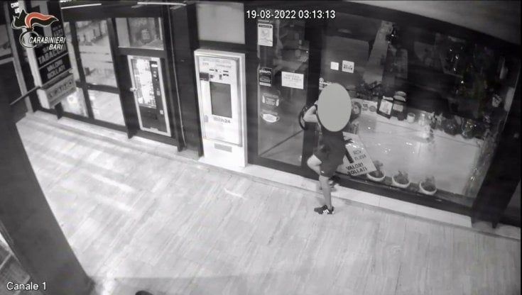 'Spaccate' a Bari, 24enne arrestato dai carabinieri: decisive le immagini delle telecamere 