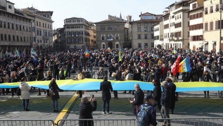 Manifestazione per l'Ucraina, Firenze in piazza, Zelensky in collegamento: "Questa guerra cinica e crudele contro il nostro popolo. Sono 79 i bambini uccisi"
