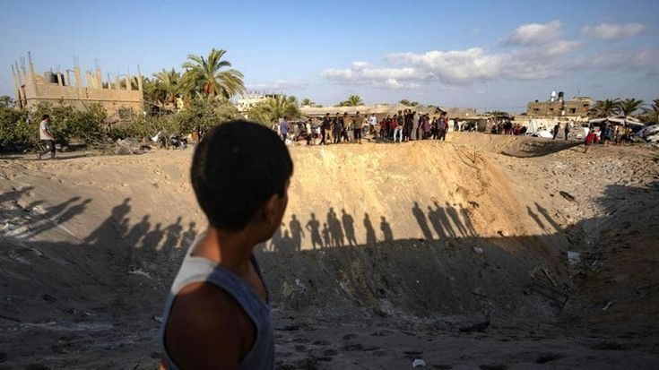 “Il boato, la terra che trema e il campo profughi di Al-Mawasi che si trasforma in una fossa comune sotto i raid dell’Idf”