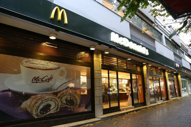 Eur, bimba in fila al Mc Donald's: uomo tenta di rapirla