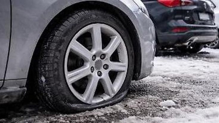 Raid dei vandali a Melezet, tagliate le gomme delle auto in sosta