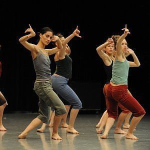 Uno e trino, Israele danza a Modena