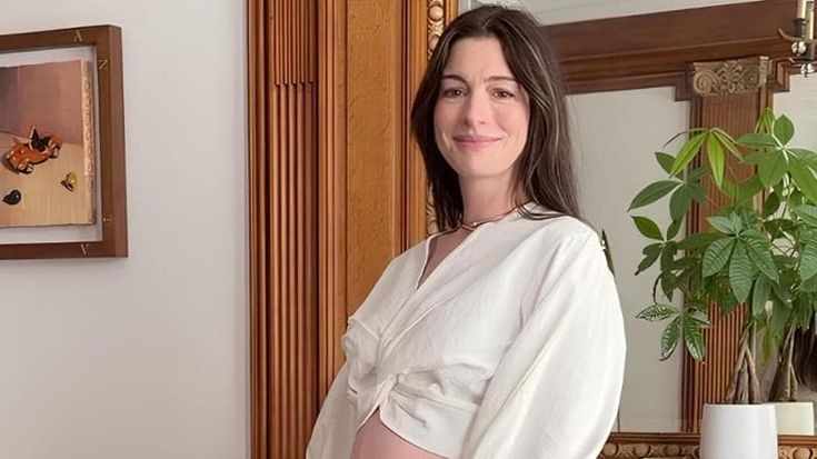 Anne Hathaway è incinta del terzo figlio: l’annuncio sui social con il pancione