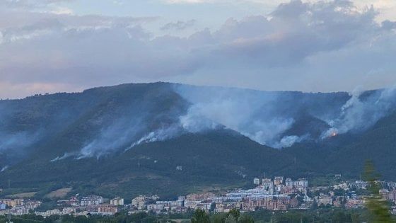 Incendi L'Aquila, notte di paura: roghi verso centro abitato, gente in strada. Chiesto stato di emergenza