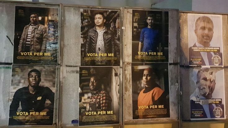 "Vota per me": negli spazi elettorali i manifesti con le foto degli stranieri, Guerrilla Art per dare voce a chi non ce l'ha
