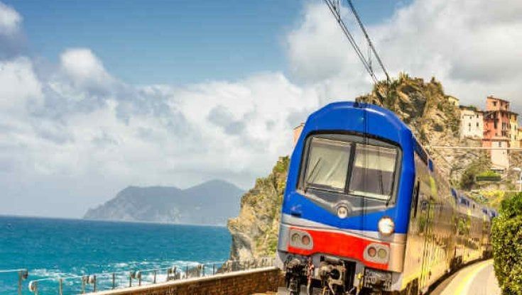 Liguria, i comitati dei pendolari: “Diteci quanto guadagna Trenitalia con il super biglietto Cinque Terre”
