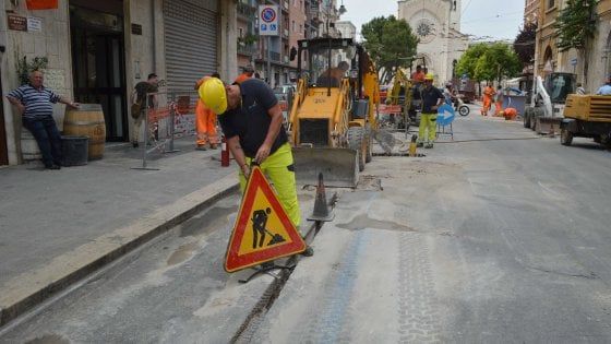 Bari, un'altra condotta del gas tranciata durante i lavori per Enel Fiber: disagi al Libertà